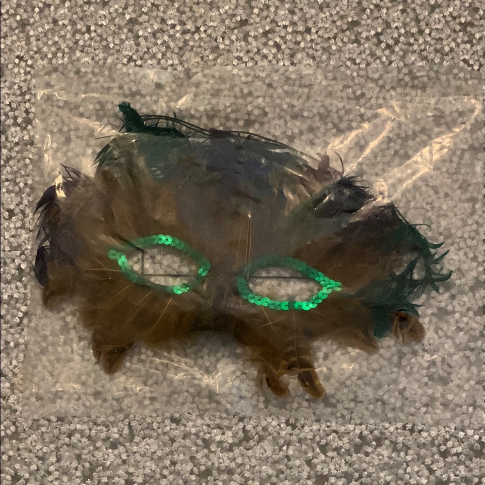 Oriental Trading Co NIP Feathered Masquerade Mask with Green Sequins